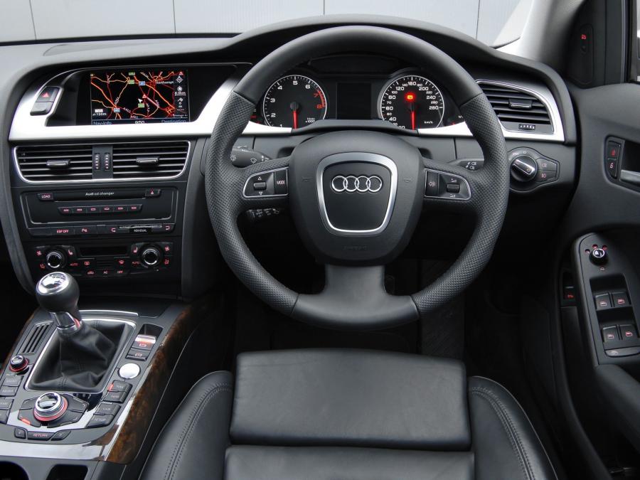 Панель приборов Audi A4 3.0 TDI Quattro Avant (B8, 8K) 2008 года  (UK) (фото 2 из 13)
